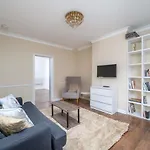Elegant 3 Bedroom Retreat Minutes From Canary Wharf